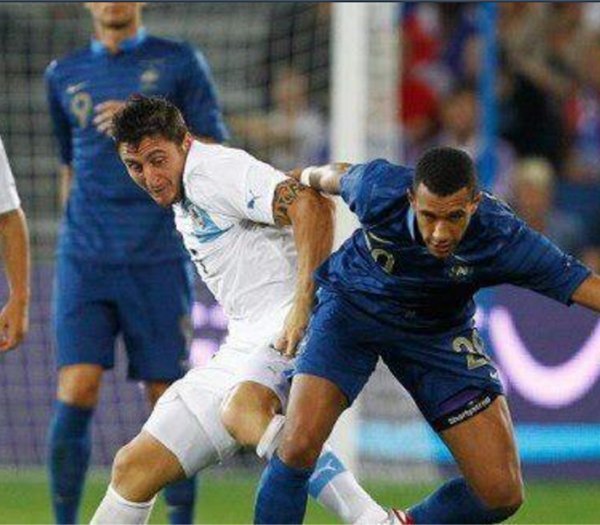 Etienne CAPOUE avec son Shortystrap en Équipe de France Etienne CAPOUE avec son Shortystrap en Équipe de France