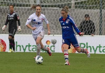 Camille Abily face à Gaëtane Thiney lors du match à Juvisy remporté 4-0 par Lyon (Photo : William Morice)