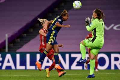 Le coup de tête de Parris qui débloque la situation (photo UEFA.com) Le coup de tête de Parris qui débloque la situation (photo UEFA.com)