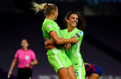 Rolfö félicitée par Engen (photo UEFA.com) Rolfö félicitée par Engen (photo UEFA.com)