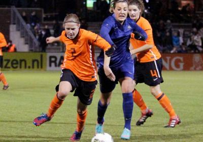 Lavogez dispute le ballon avec Becx (photo vrouwenvoetbalniews) Lavogez dispute le ballon avec Becx (photo vrouwenvoetbalniews)