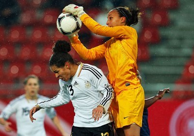 Sarah Bouhaddi, plus haut que Celia Okoyino Da Mbabi (photo dfb.de) Sarah Bouhaddi, plus haut que Celia Okoyino Da Mbabi (photo dfb.de)