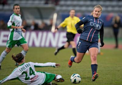 Amandine Soulard tacle devant Lindsey Horan (photo Gilles Laurent/LMP)