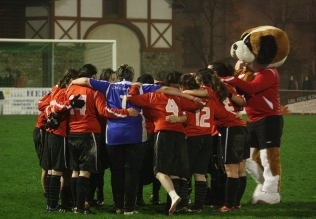 Les Vitréennes avec leur mascotte Les Vitréennes avec leur mascotte