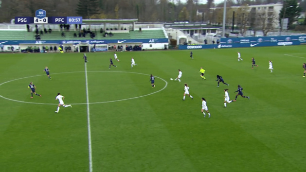 L’ouverture de Thiney, après la récupération plein axe, vers Viens qui part seule. La ligne du milieu du PSG saute. L’ouverture de Thiney, après la récupération plein axe, vers Viens qui part seule. La ligne du milieu du PSG saute.