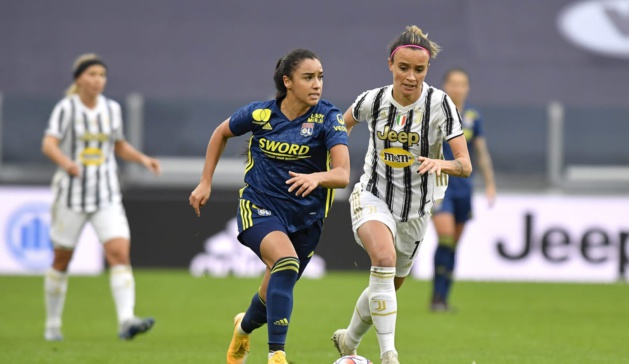 Karchaoui suivie de près par Bonansea (photo Juventus.com). Karchaoui suivie de près par Bonansea (photo Juventus.com).