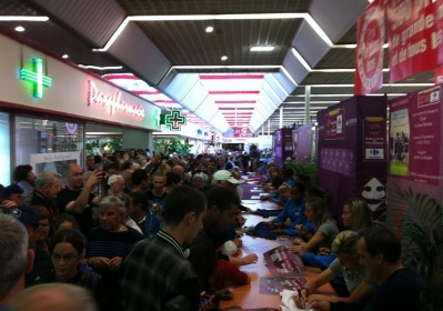 Les joueuses de l’Equipe de France de Football rencontrent leurs supporters au magasin Carrefour de Mont-Saint-Aignan