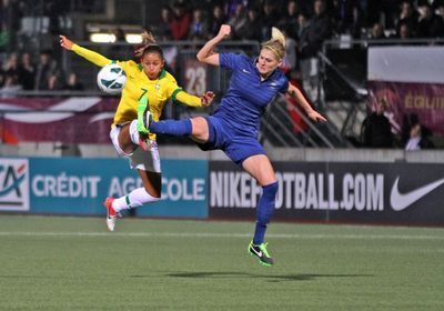 Corine Franco, qui a écopé d'un carton jaune, n'a pas ménagé ses efforts face au Brésil (photo : asnl.net) Corine Franco, qui a écopé d'un carton jaune, n'a pas ménagé ses efforts face au Brésil (photo : asnl.net)