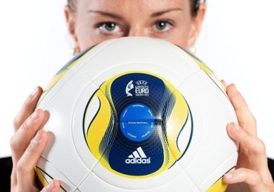Lotta Schelin et le ballon de l'Euro 2013 (source UEFA) Lotta Schelin et le ballon de l'Euro 2013 (source UEFA)