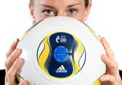 Lotta Schelin et le ballon de l'Euro 2013 (source UEFA)