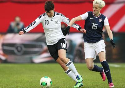 La Parisienne Linda Bresonik et la Lyonnaise Megan Rapinoe, auteur d'un but et d'une passe décisive (photo DFB) La Parisienne Linda Bresonik et la Lyonnaise Megan Rapinoe, auteur d'un but et d'une passe décisive (photo DFB)