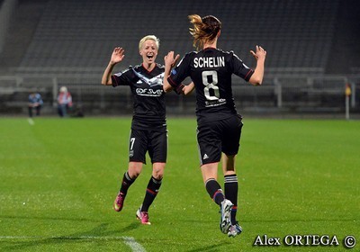 Lotta Schelin félicitée par Rapinoe après le premier but lyonnais Lotta Schelin félicitée par Rapinoe après le premier but lyonnais