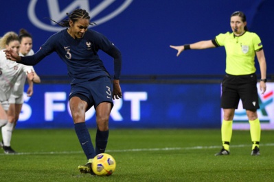 Wendie Renard a transformé son 2e penalty en sélection Wendie Renard a transformé son 2e penalty en sélection