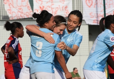 Jaurena félicitée par Lozé et Migot après l'ouverture du score (photo Anthony Massardi)