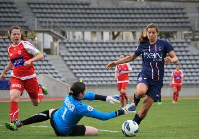 Romane Munich s'interpose devant Tobin Heath mais concédera onze buts (photo Anthony Massardi)