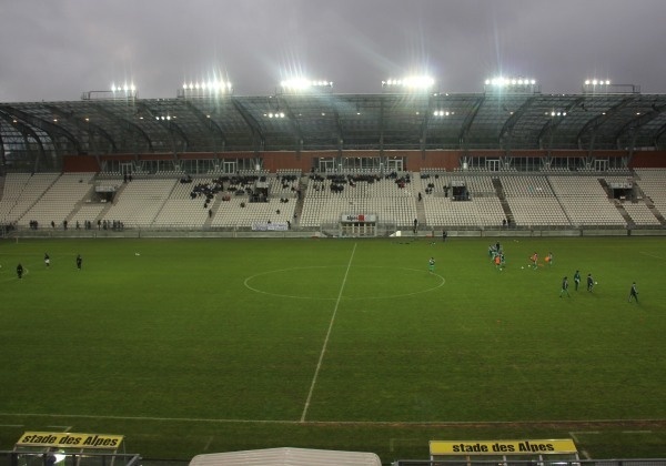 La rencontre se déroule dans l'antre du GF38, le stade des Alpes de Grenoble