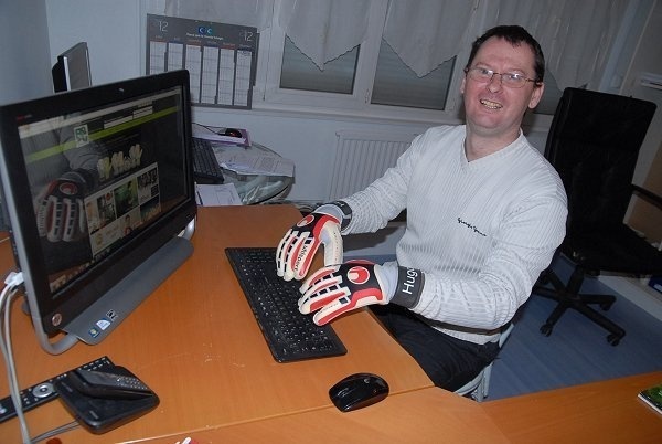 Eric Gombert prend toujours des gants pour s'occuper de ses gardiens...