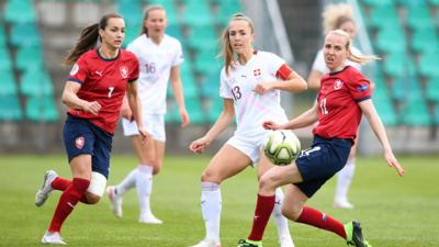 Tchèques et Suissesses dos à dos (photo SVF) Tchèques et Suissesses dos à dos (photo SVF)