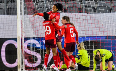 Au centre, Coumba Sow célèbre le but de l'égalisation (photo UEFA.com) Au centre, Coumba Sow célèbre le but de l'égalisation (photo UEFA.com)