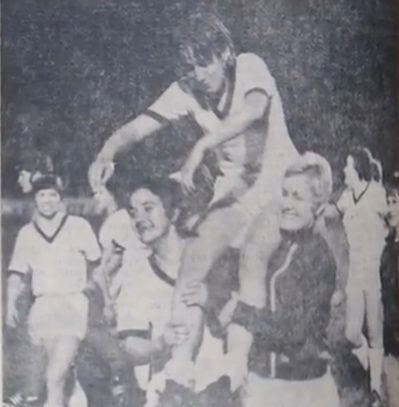 Les Françaises fêtent leur victoire face aux Pays-Bas et hissent Jocelyne Ratignier, auteure d'un triplé (photo archive La Voix du Nord) Les Françaises fêtent leur victoire face aux Pays-Bas et hissent Jocelyne Ratignier, auteure d'un triplé (photo archive La Voix du Nord)