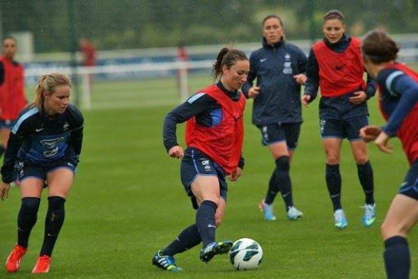 Amandine Henry à gauche de retour en Bleue (photo Antonio Mesa/fff)