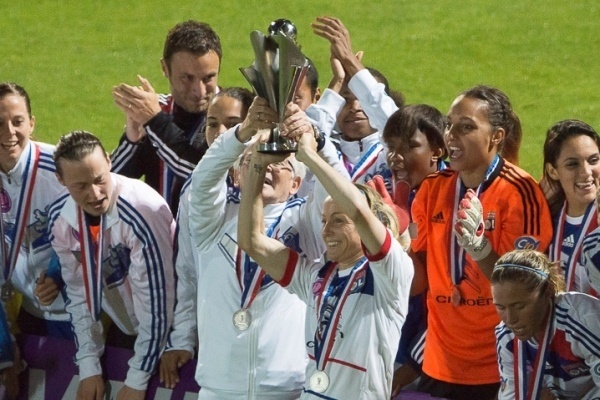 Sonia Bompastor termine sa carrrière de joueuse par un trophée (photos E Baledent/LMP)