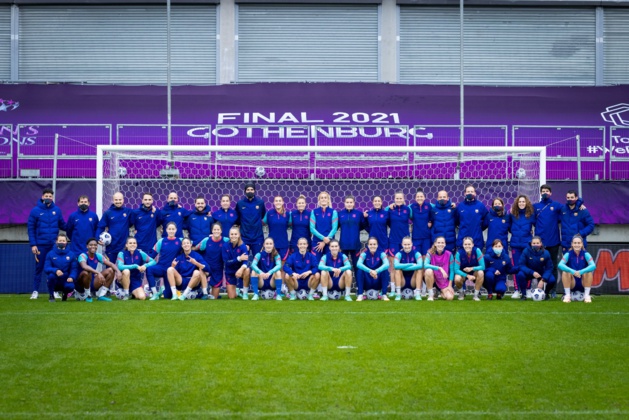 Les Barcelonaises sur la pelouse de Göteborg (photo FCB)