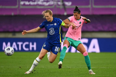 Eriksson à la lutte avec Hermoso (photo UEFA.com) Eriksson à la lutte avec Hermoso (photo UEFA.com)