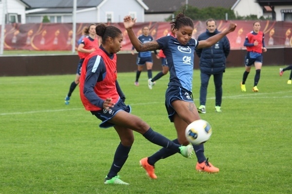 Deuxième séance pour les Bleues sur le terrain d'entraînement de Norrköping (photo Sébastien Duret)