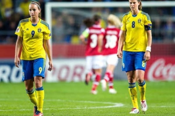 Les deux joueuses du championnat de France, Asllani et Schelin ont manqué un penalty lors du match d'ouverture Les deux joueuses du championnat de France, Asllani et Schelin ont manqué un penalty lors du match d'ouverture