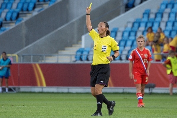 L'arbitre suédoise réussie aux Bleues (photo Eric Baledent)