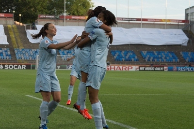 Après son but, Wendie Renard est allée directement féliciter la passeuse du jour : Louisa Necib Après son but, Wendie Renard est allée directement féliciter la passeuse du jour : Louisa Necib