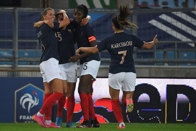 Kenza Dali félicitée par ses partenaires (photo FFF) Kenza Dali félicitée par ses partenaires (photo FFF)