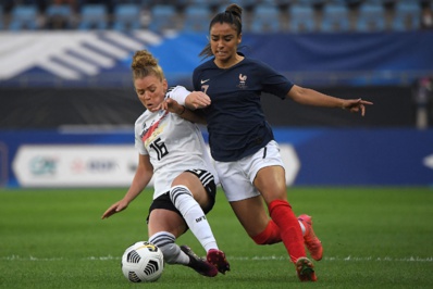 Sakina Karchaoui au duel avec Linda Dallmann Sakina Karchaoui au duel avec Linda Dallmann
