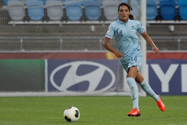 Louisa Necib heureuse pour Lotta Schelin sa partenaire en club et désormais meilleure buteuse de l'Euro avec 5 buts en 4 matches (photo Eric Baledent)