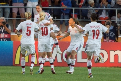 Les Danoises exultent. Rasmussen vient d'inscrire le premier but de son équipe. Les Danoises exultent. Rasmussen vient d'inscrire le premier but de son équipe.