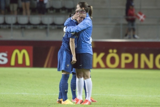 Camille Abily, effondrée, dans les bras de Corinne Diacre qui tente de la réconforter (Photo : Eric Baledent) Camille Abily, effondrée, dans les bras de Corinne Diacre qui tente de la réconforter (Photo : Eric Baledent)