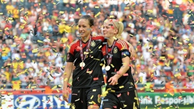 Leoinie Maier et Nadine Kessler fêtent le huitième sacre européen de l'Allemagne. Leoinie Maier et Nadine Kessler fêtent le huitième sacre européen de l'Allemagne.