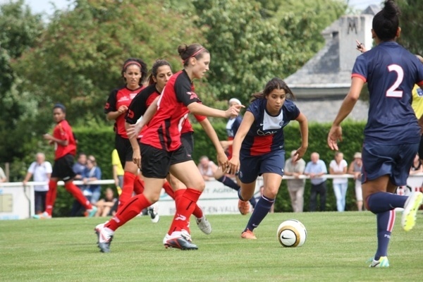 Léa Le Garrec face à la jeune Anissa Lahmari (photo S Duret)