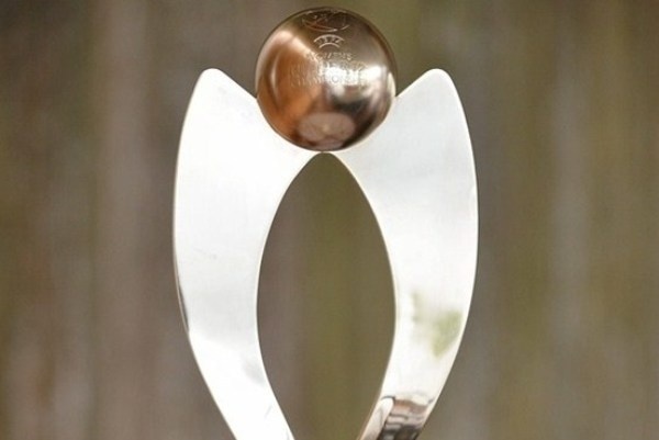 Le trophée U17 (Source UEFA) Le trophée U17 (Source UEFA)
