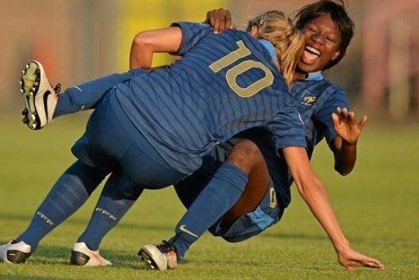 Joie après le but pour Sandie Toletti et Aminata Diallo (photo UEFA.com) Joie après le but pour Sandie Toletti et Aminata Diallo (photo UEFA.com)