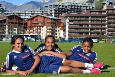 Louisa Necib, Sarah Bouhaddi et Elodie Thomis prennent la pose sous le soleil de Tignes