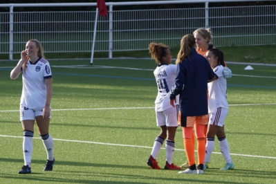 Moorhouse félicitée par ses partenaires (photo Sébastien Duret) Moorhouse félicitée par ses partenaires (photo Sébastien Duret)