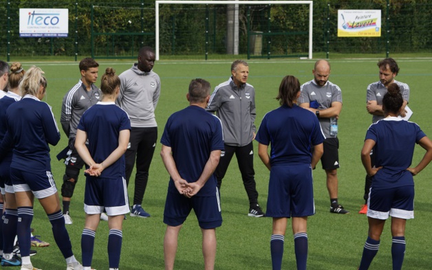 Patrice Lair en causerie avec toutes les joueuses et le staff (photo Sébastien Duret) Patrice Lair en causerie avec toutes les joueuses et le staff (photo Sébastien Duret)