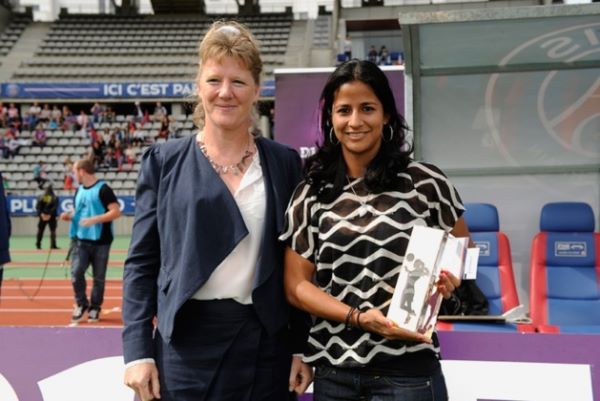 Shirley Cruz a reçu son trophée de meilleure joueuse de D1 avant le match contre Muret (Photo : psg.fr)