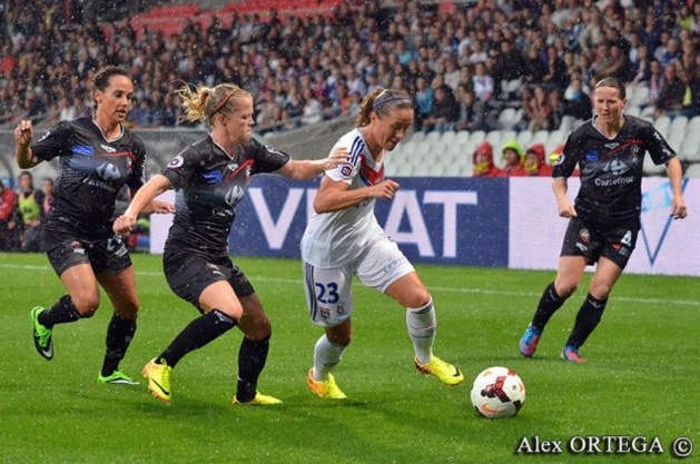 Camille Abily, entourée par trois juvisiennes, va esayer d'inscire son deuxième but de la saison ce dimanche face à Muret (Photo : Alexandre Ortega)