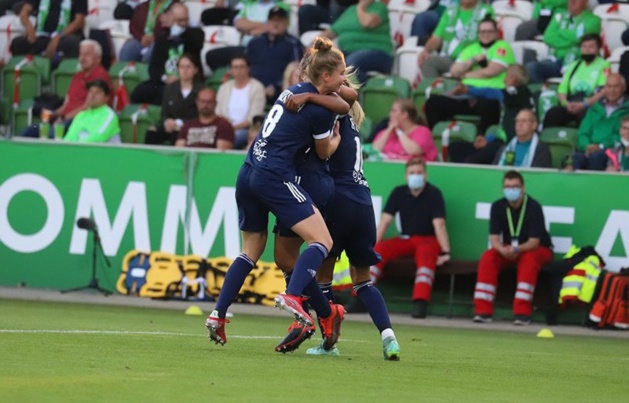 Folkertsma félicite Cardia qui permet à Bordeaux de rentrer avec un seul but de retard (photo FCGB) Folkertsma félicite Cardia qui permet à Bordeaux de rentrer avec un seul but de retard (photo FCGB)