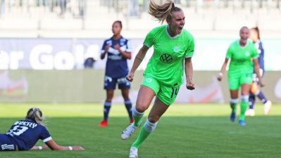 Jill Roord profite de l'erreur de Malia Berkely, au sol à gauche (photo VfL Wolfsburg)