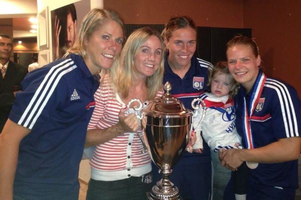 Sabrina Viguier, Sonia Bompastor, Camille Abily et Eugénie Le Sommer avec la coupe du championnat (Photo : twitter Camille Abily)