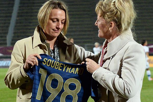 Sandrine Soubeyrand a reçu un maillot floqué du numéro 198 des mains de la secrétaire générale de la FFF, Brigitte Henriques, vendredi soir avant le match Sandrine Soubeyrand a reçu un maillot floqué du numéro 198 des mains de la secrétaire générale de la FFF, Brigitte Henriques, vendredi soir avant le match